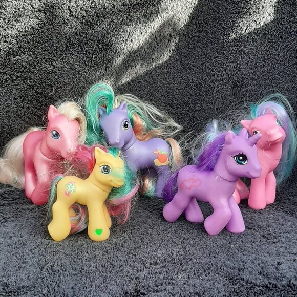 My Little Pony 3" to 4" Assorted Lot (5) & Clothes - Picture 3 of 9